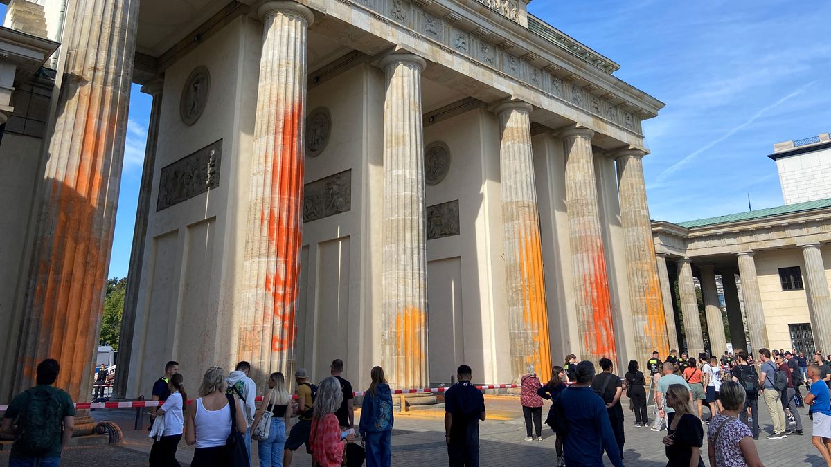 Klimatičtí vandalové z Poslední generace poničili Braniborskou bránu, symbol Berlína